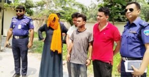  টিকিট বিক্রি করতে গিয়ে ধরা পড়লেন রেলকর্মী বেশি দামে